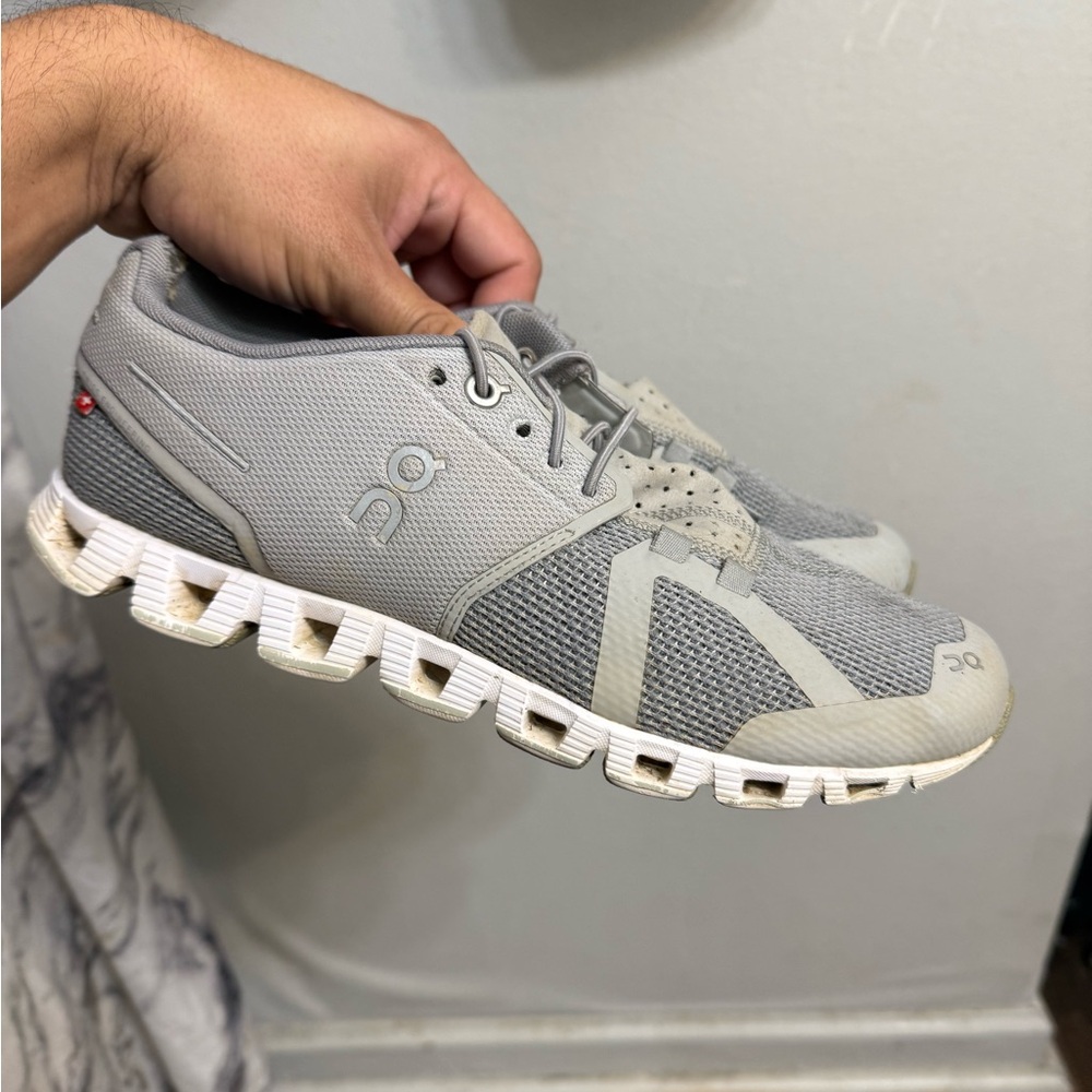 On Cloud 5 Swiss Engineering Running Gray White Women SZ 8.5 Used Missing Insole